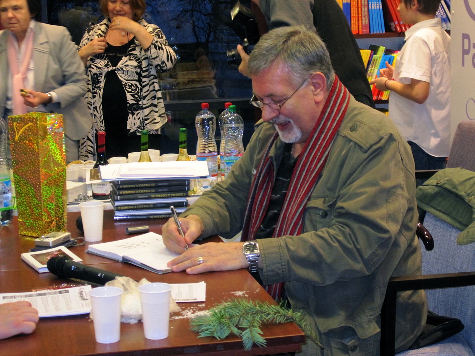 Autogramiáda knihy Od praveku k rokenrolu, 19.12.2011, Bratislava 